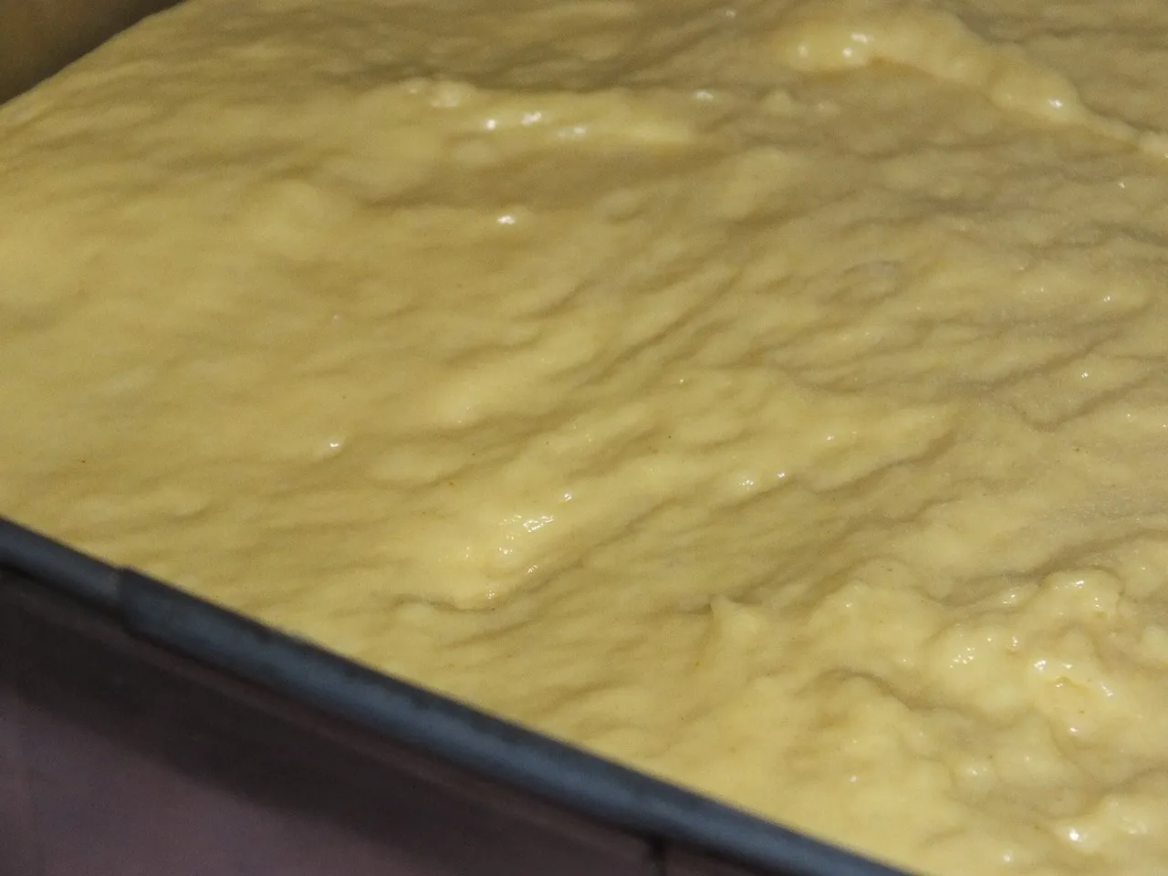 Żółte drożdżowe ciasto z jagodami i rabarbarem