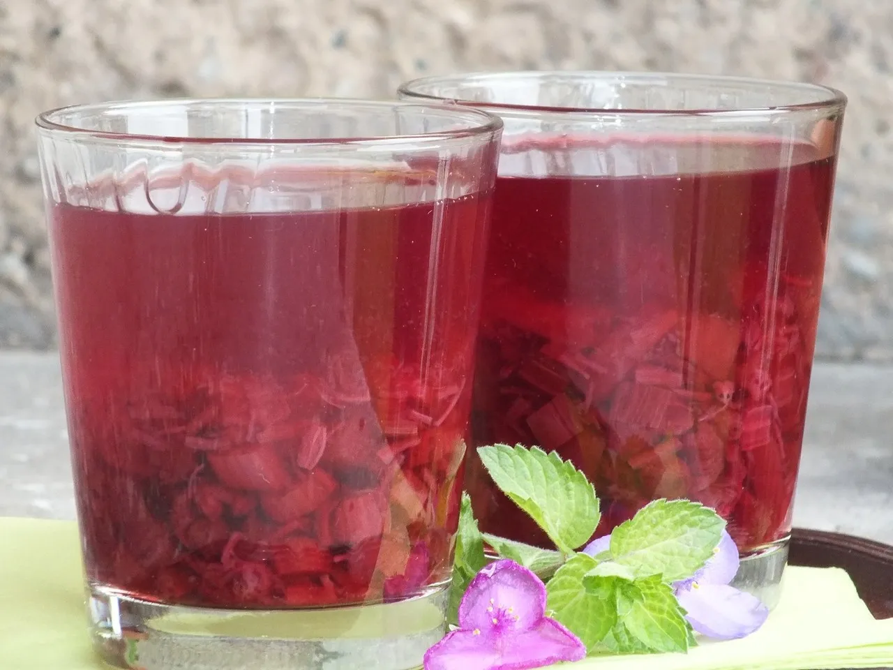 Kompot rabarbarowy z dodatkiem jagód