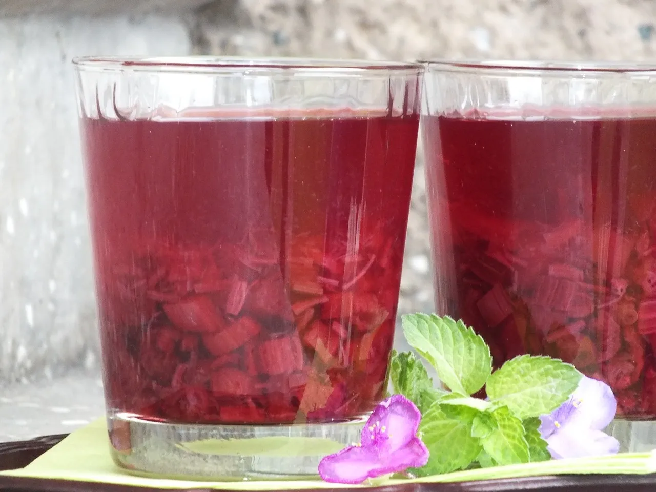Kompot rabarbarowy z dodatkiem jagód