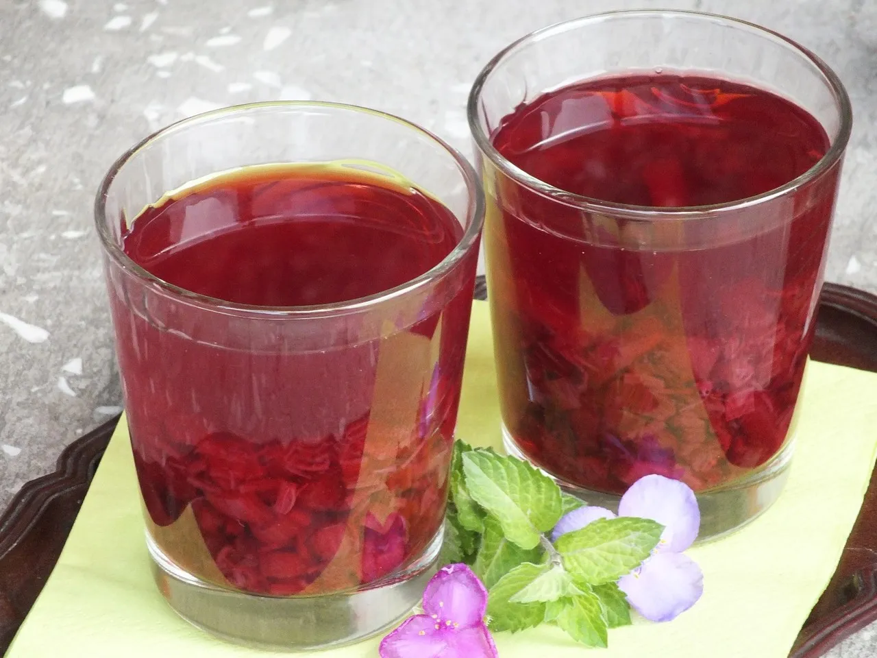 Kompot rabarbarowy z dodatkiem jagód