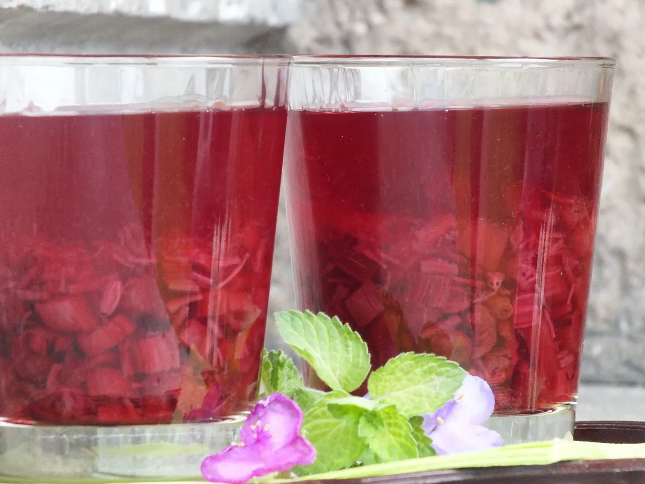 Kompot rabarbarowy z dodatkiem jagód