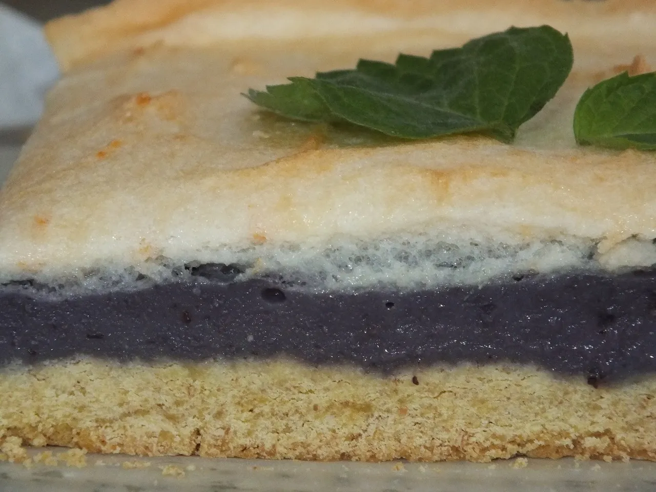Ciasto z budyniowo-jagodową masą i delikatną pianką