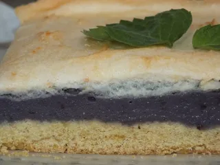 Ciasto z budyniowo-jagodową masą i delikatną pianką