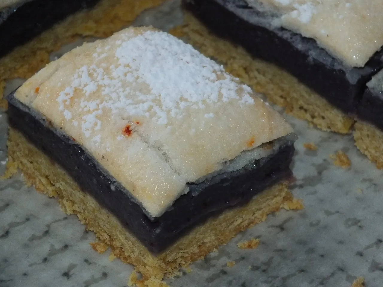 Ciasto z budyniowo-jagodową masą i delikatną pianką