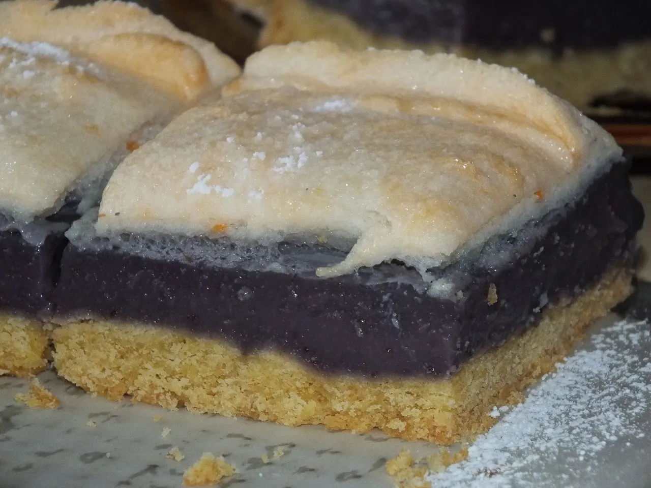 Ciasto z budyniowo-jagodową masą i delikatną pianką