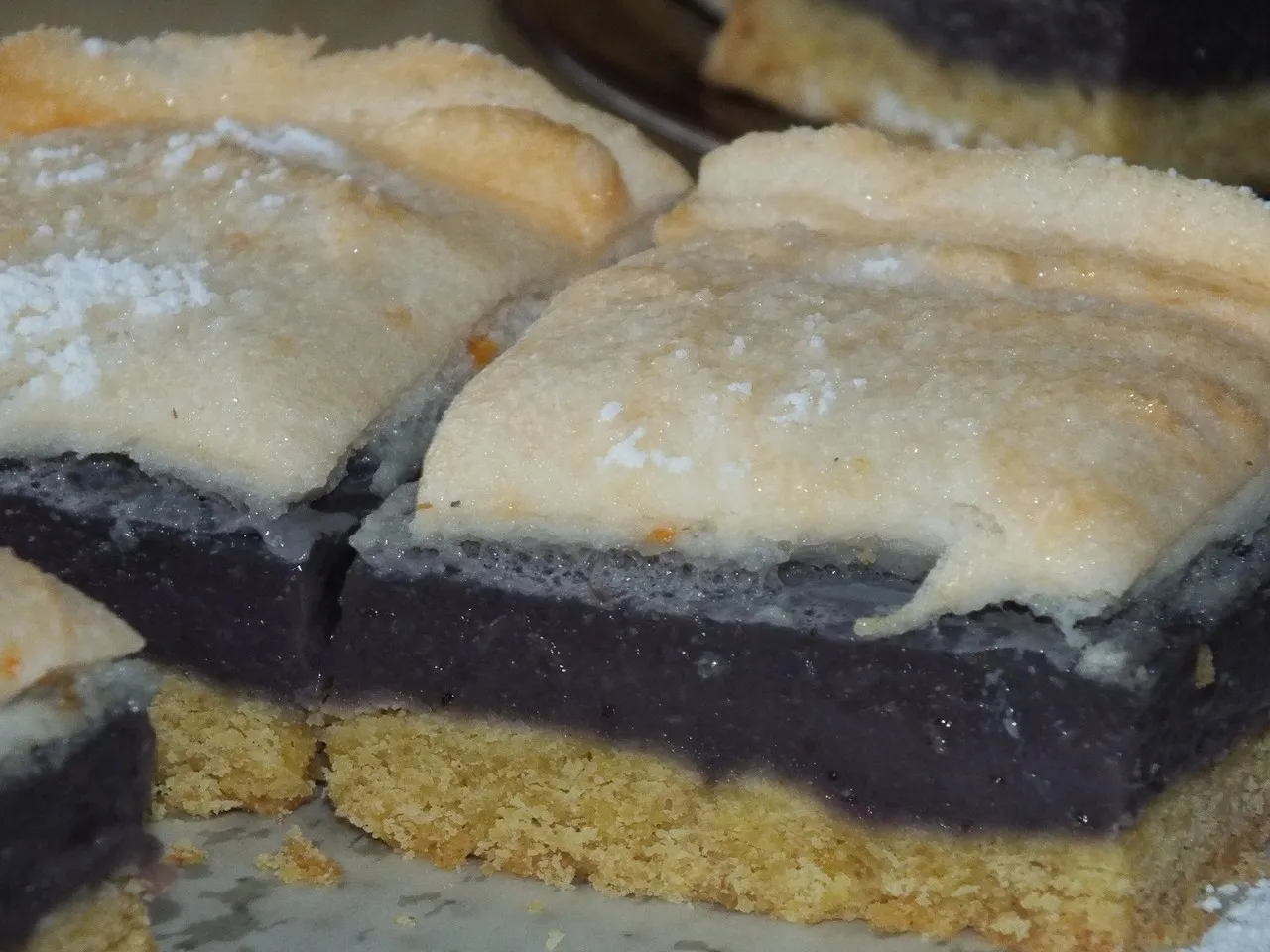 Ciasto z budyniowo-jagodową masą i delikatną pianką