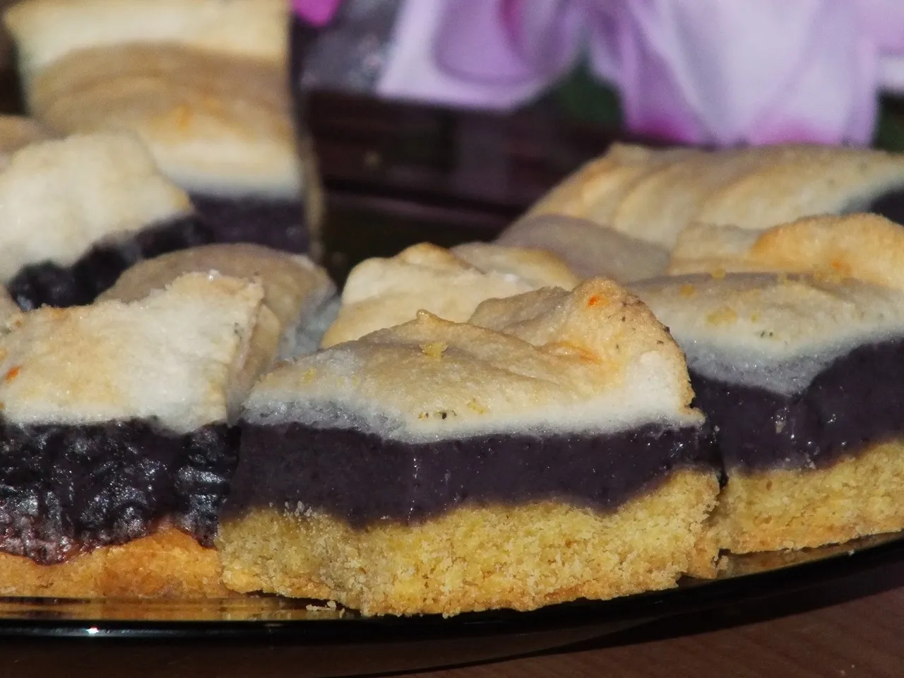 Ciasto z budyniowo-jagodową masą i delikatną pianką