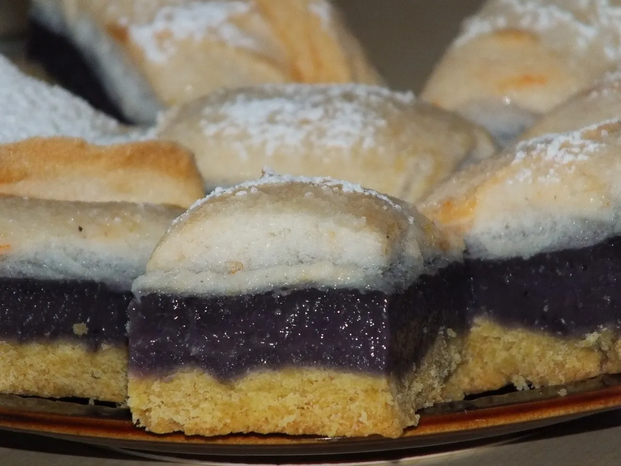 Ciasto z budyniowo-jagodową masą i delikatną pianką