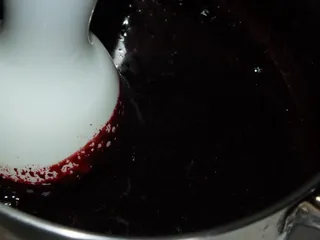 Ciasto z budyniowo-jagodową masą i delikatną pianką - 6