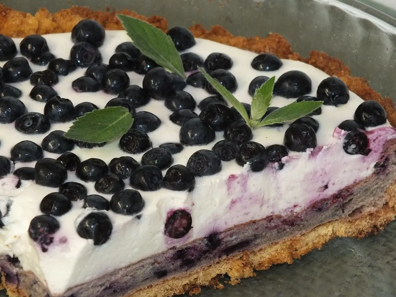 Tarta z jagodową bezą i śmietanką