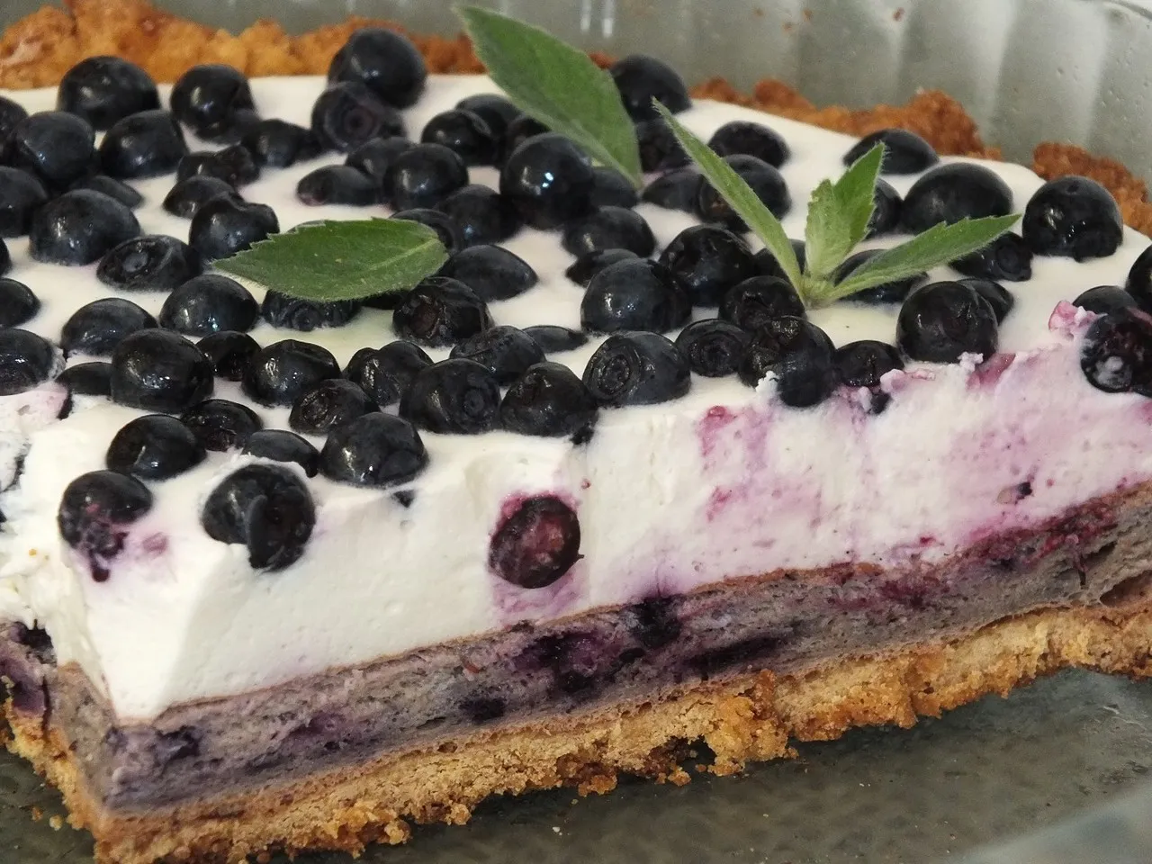 Tarta z jagodową bezą i śmietanką