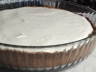 Tarta z jagodową bezą i śmietanką - 13