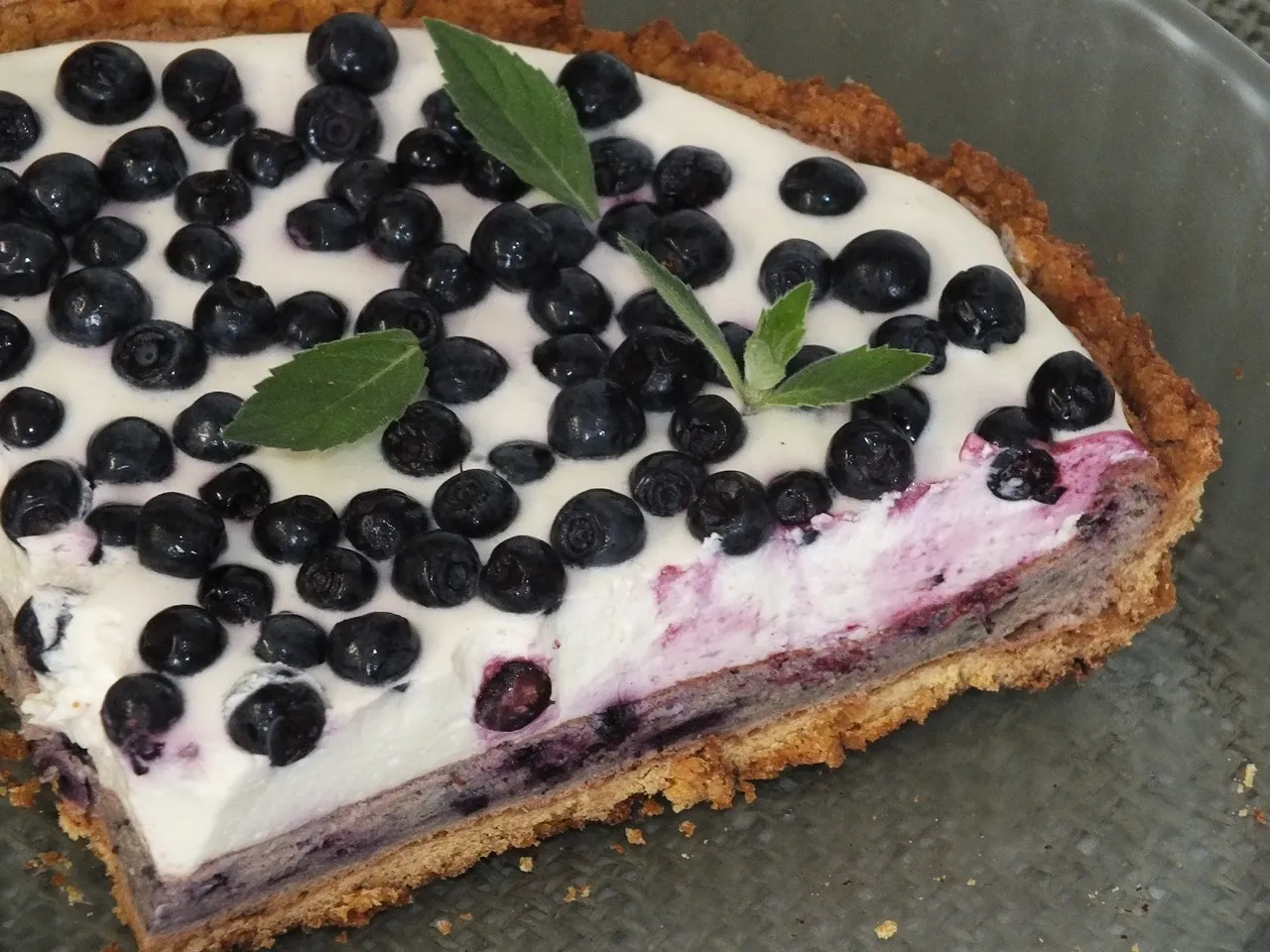 Tarta z jagodową bezą i śmietanką