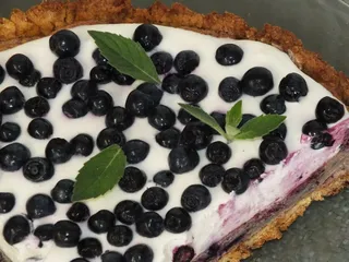 Tarta z jagodową bezą i śmietanką - 17