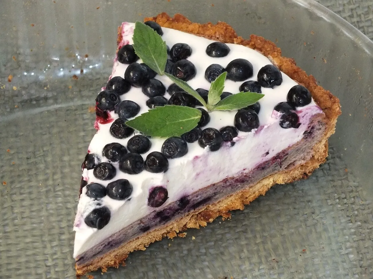 Tarta z jagodową bezą i śmietanką