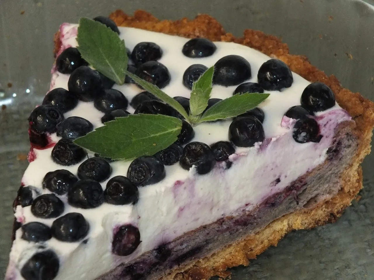 Tarta z jagodową bezą i śmietanką