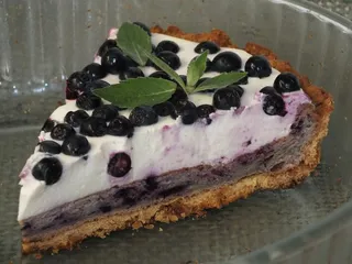 Tarta z jagodową bezą i śmietanką - 3