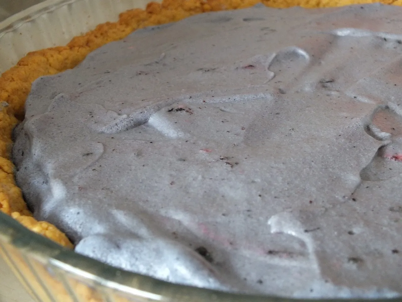 Tarta z jagodową bezą i śmietanką