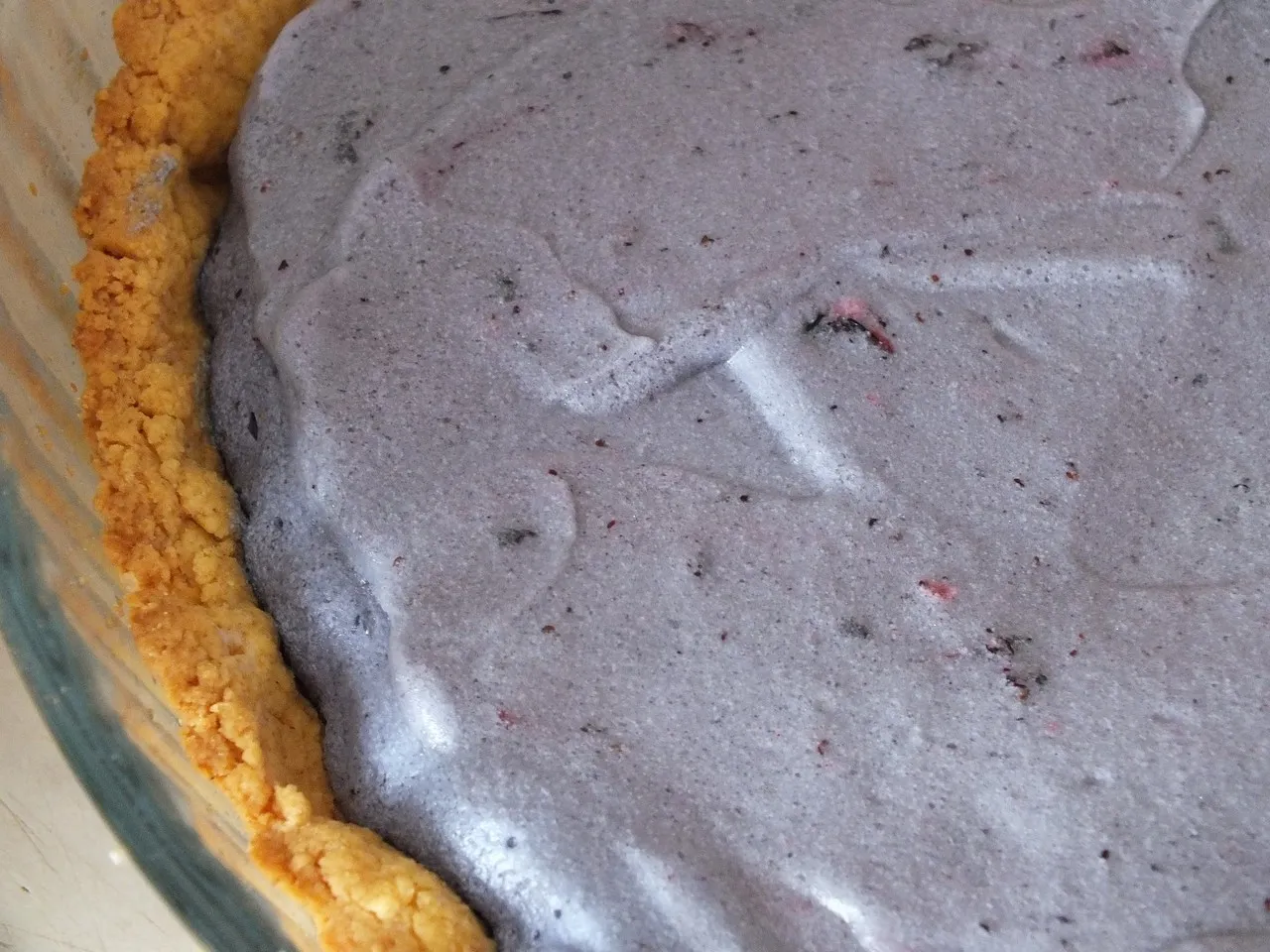 Tarta z jagodową bezą i śmietanką
