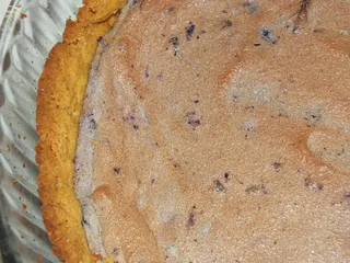 Tarta z jagodową bezą i śmietanką - 10