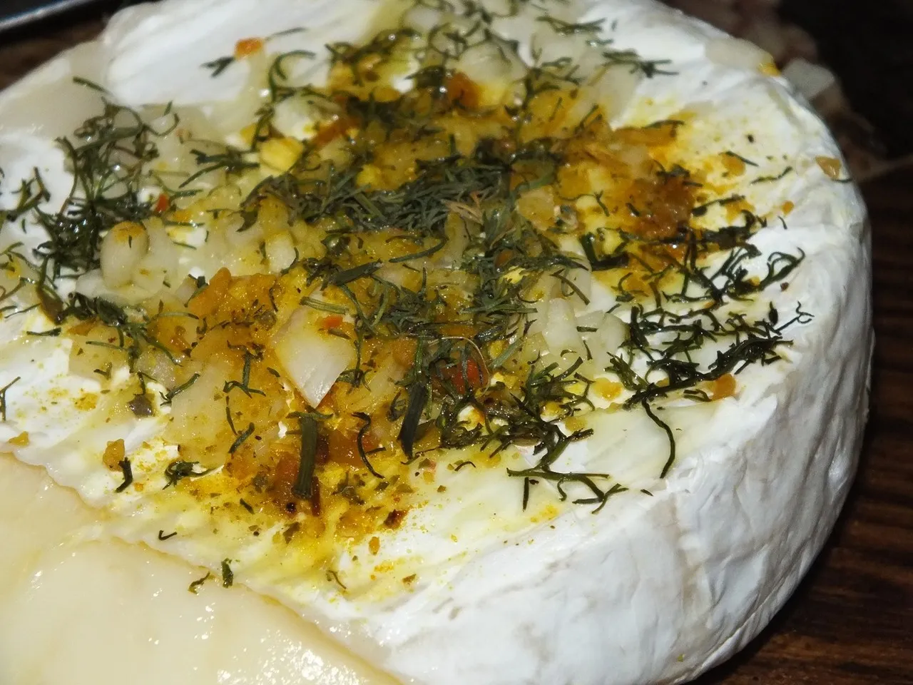 Błyskawiczny i aromatyczny camembert z grilla