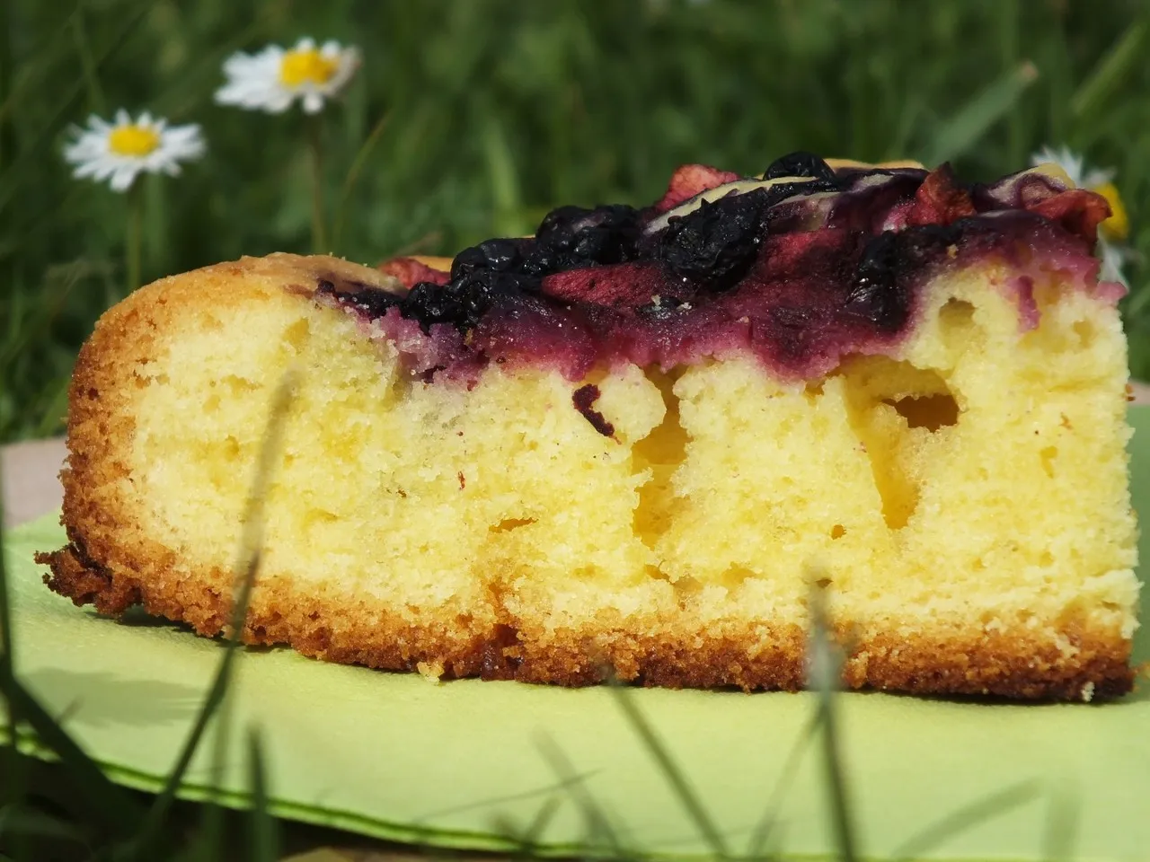 Ciasto na oleju z jabłkami i jagodami