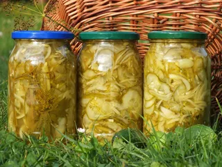 Sałatka z ogórków, cebuli i curry - 1