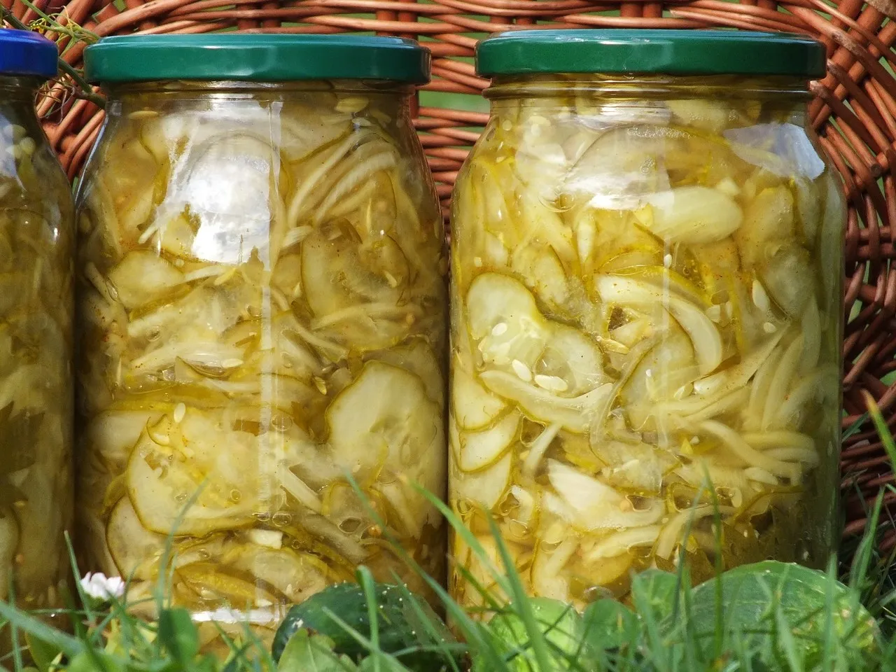 Sałatka z ogórków, cebuli i curry