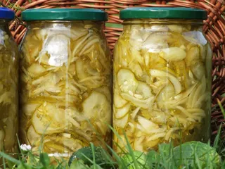 Sałatka z ogórków, cebuli i curry - 2