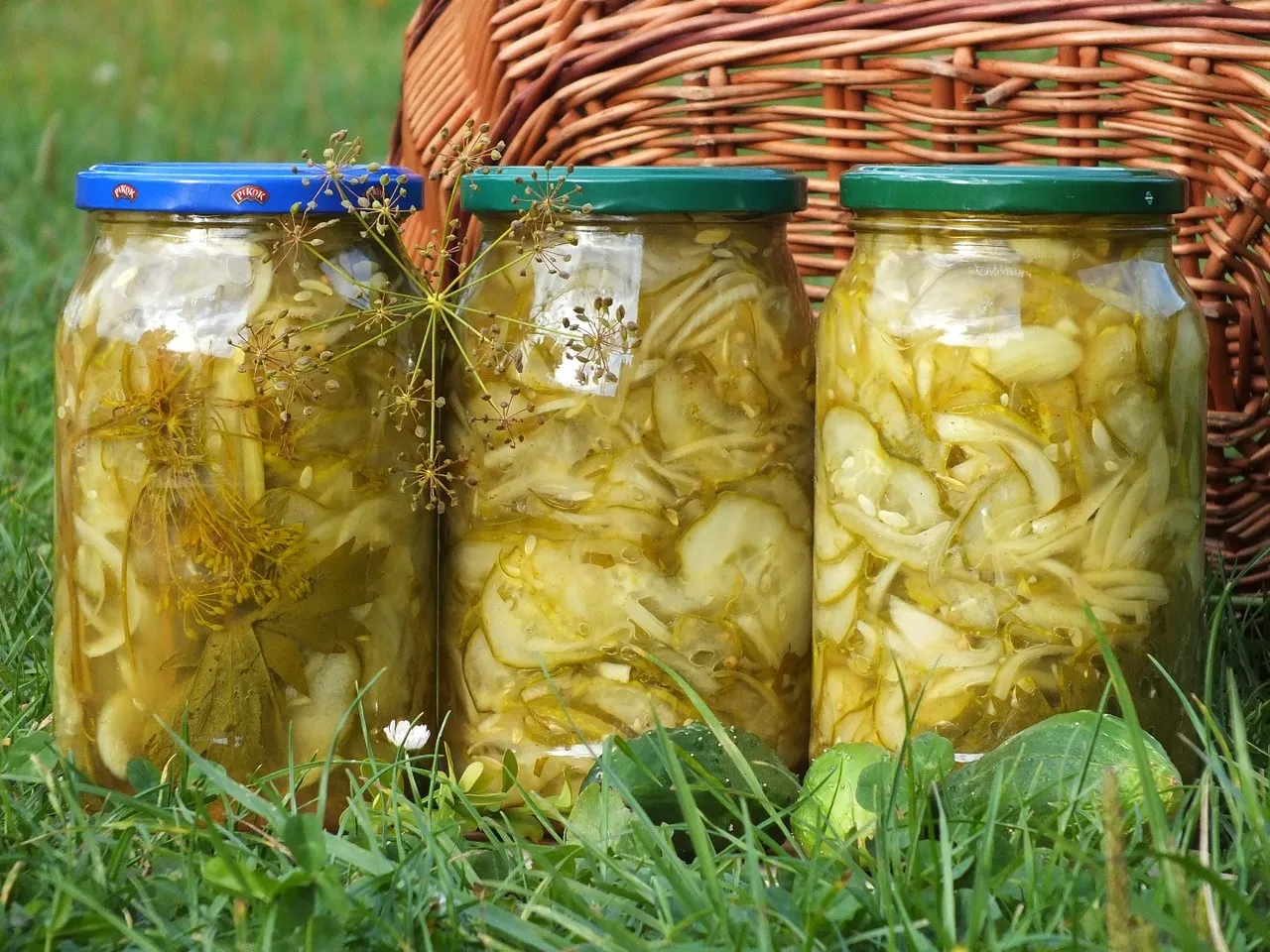 Sałatka z ogórków, cebuli i curry