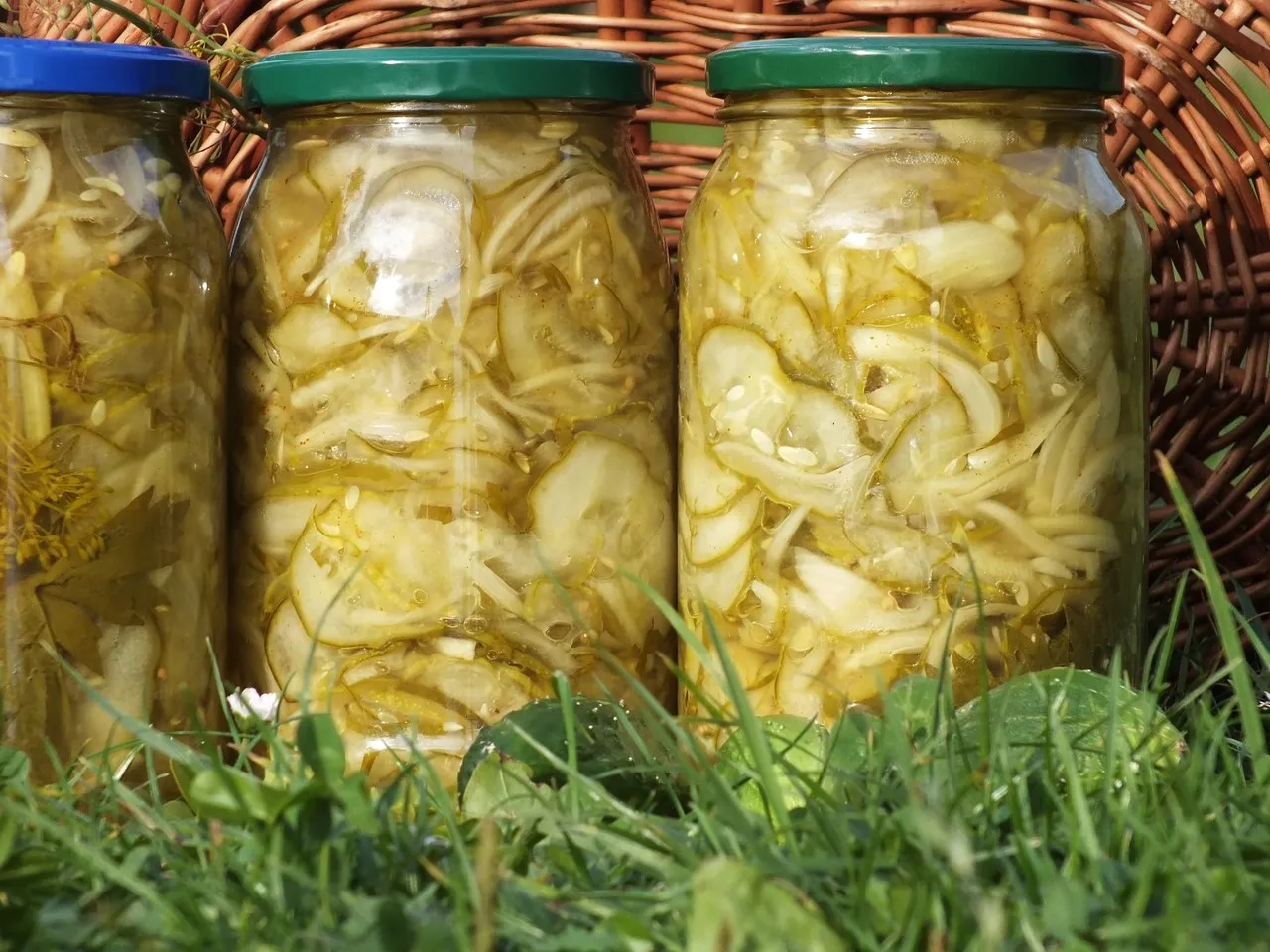 Sałatka z ogórków, cebuli i curry