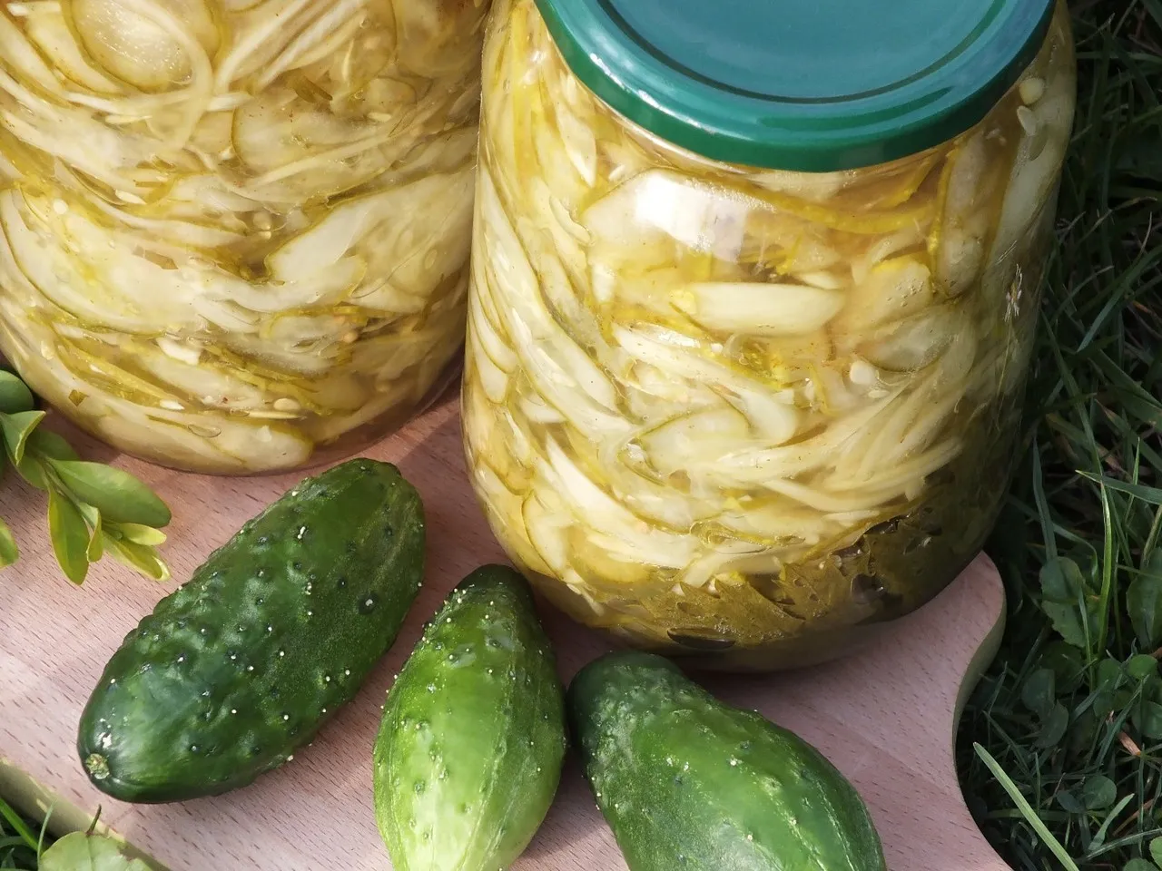 Sałatka z ogórków, cebuli i curry