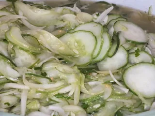Sałatka z ogórków, cebuli i curry - 6
