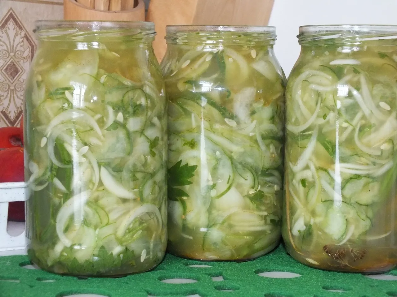 Sałatka z ogórków, cebuli i curry