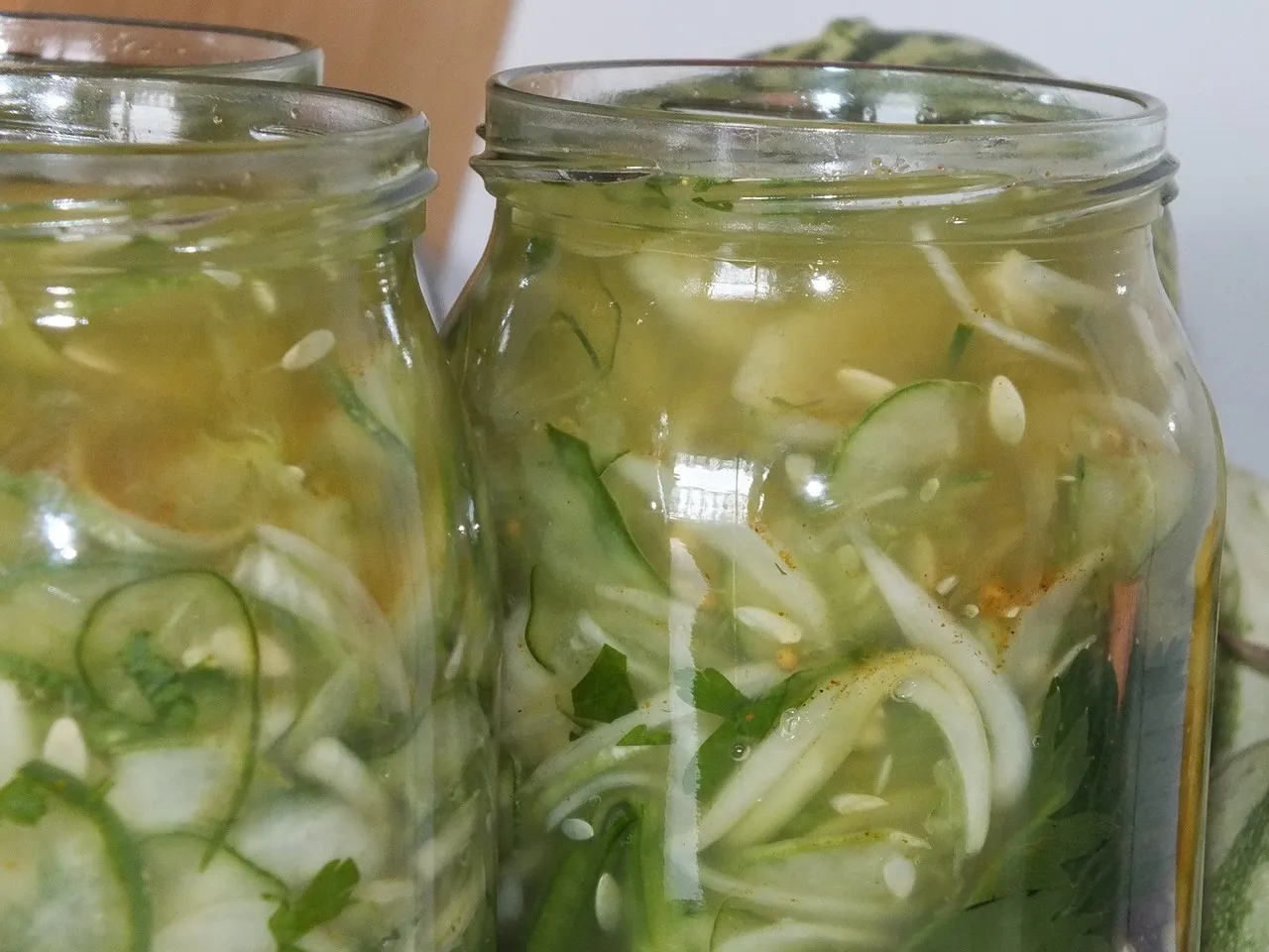 Sałatka z ogórków, cebuli i curry