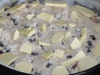 Sypana szarlotka z jagodami - 15