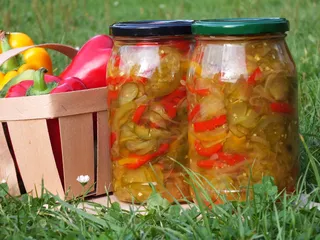 Kolorowa sałatka z ogórków i papryki - 19