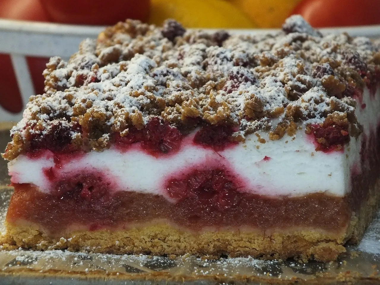 Warstwowy jabłecznik z malinami