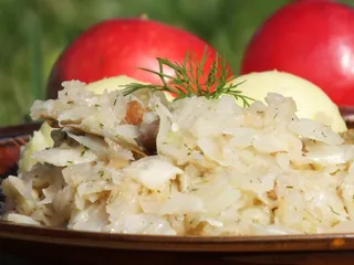 Biała kapusta duszona z jabłkami - 2