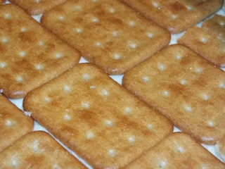 Delikatny torcik przekładany budyniowo-kokosową masą - 11