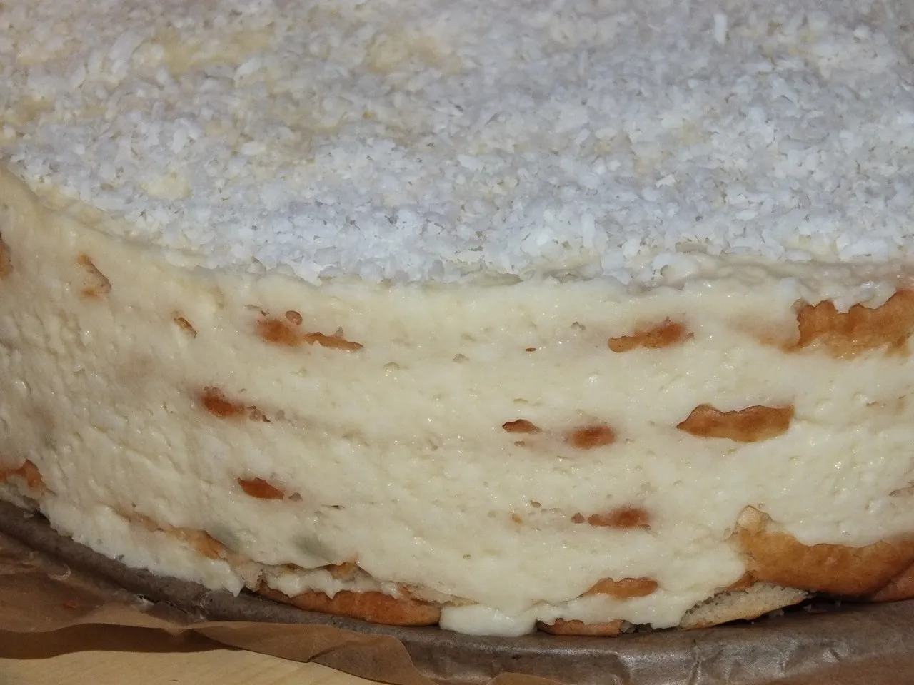 Delikatny torcik przekładany budyniowo-kokosową masą