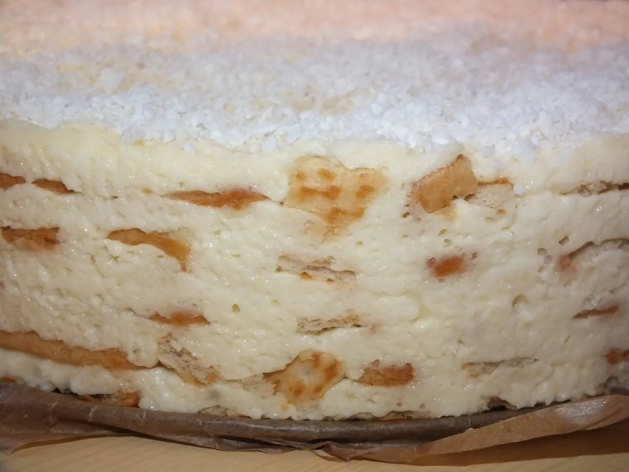 Delikatny torcik przekładany budyniowo-kokosową masą