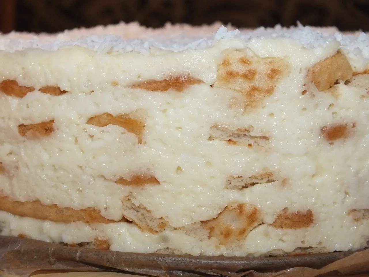 Delikatny torcik przekładany budyniowo-kokosową masą