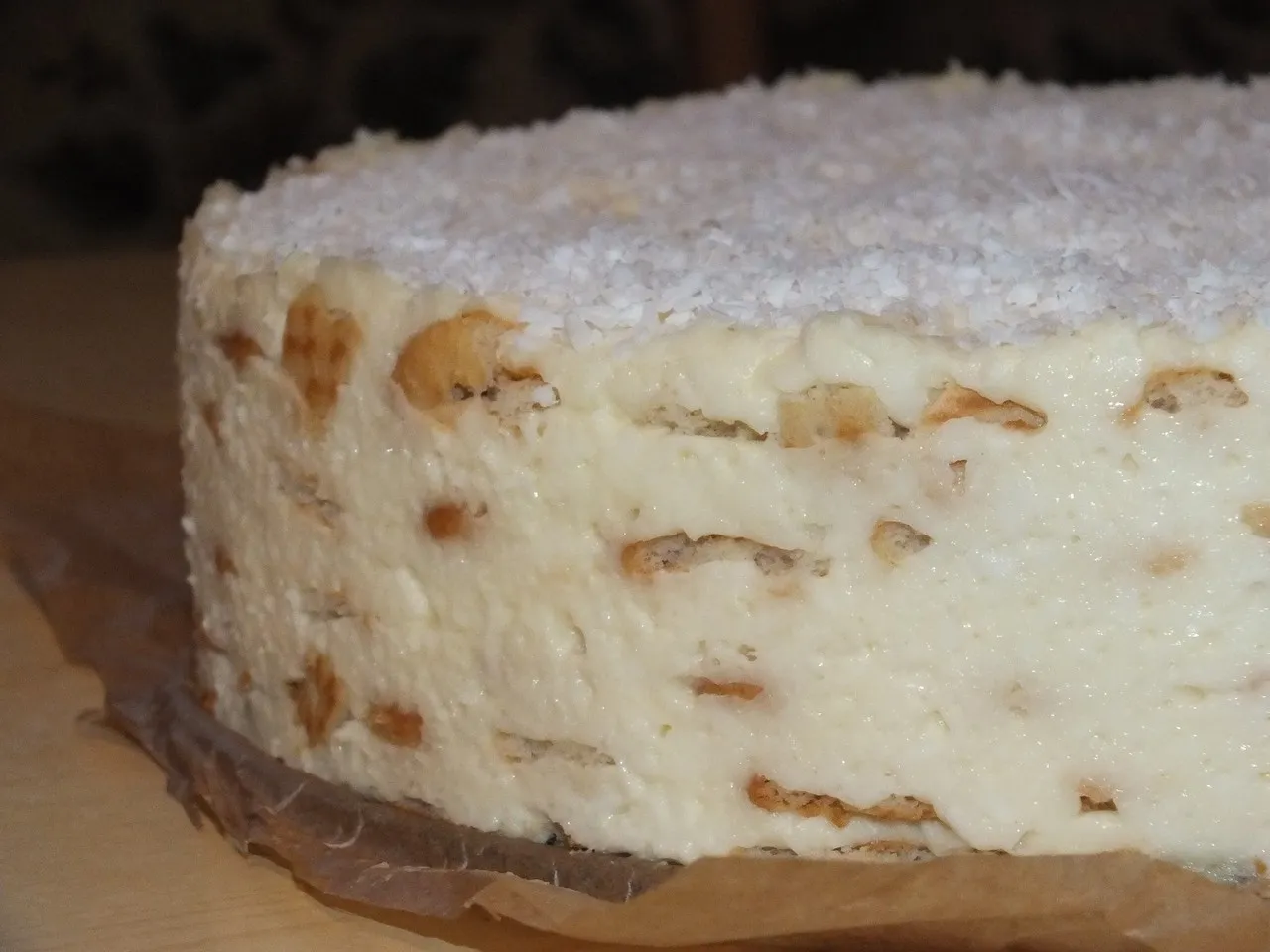 Delikatny torcik przekładany budyniowo-kokosową masą