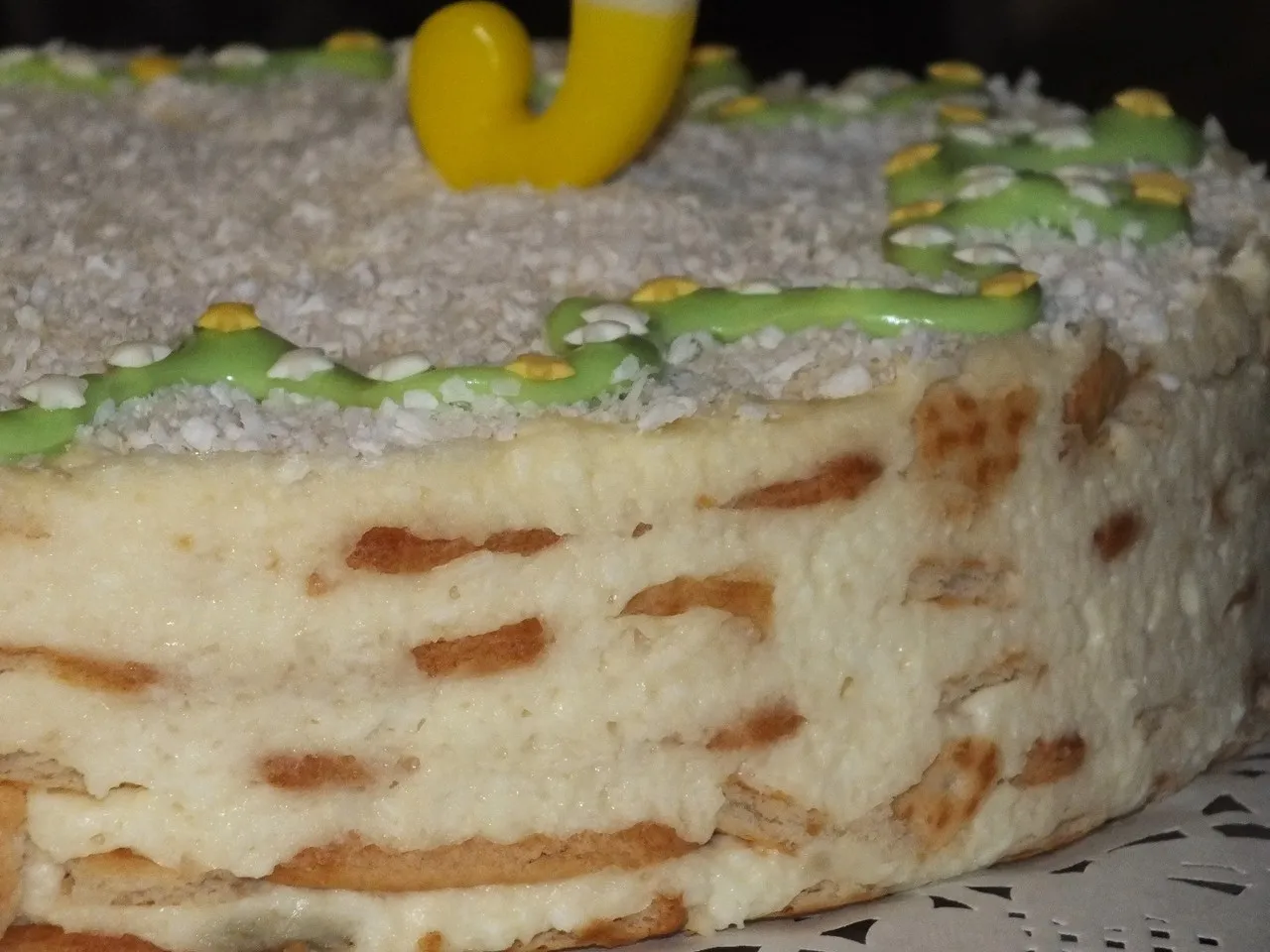 Delikatny torcik przekładany budyniowo-kokosową masą