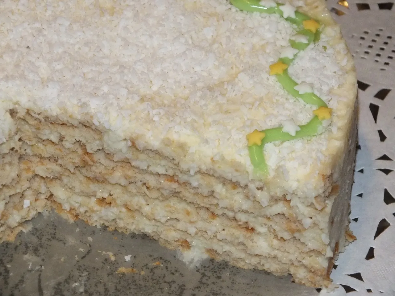 Delikatny torcik przekładany budyniowo-kokosową masą