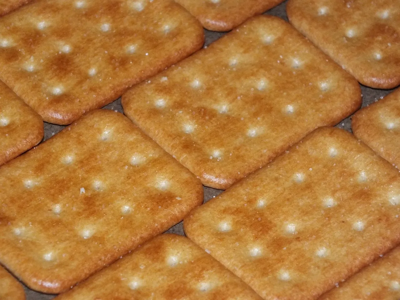 Delikatny torcik przekładany budyniowo-kokosową masą