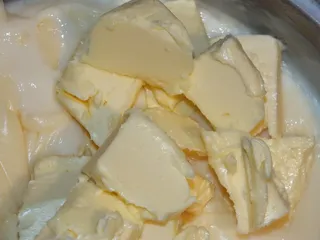 Delikatny torcik przekładany budyniowo-kokosową masą - 6