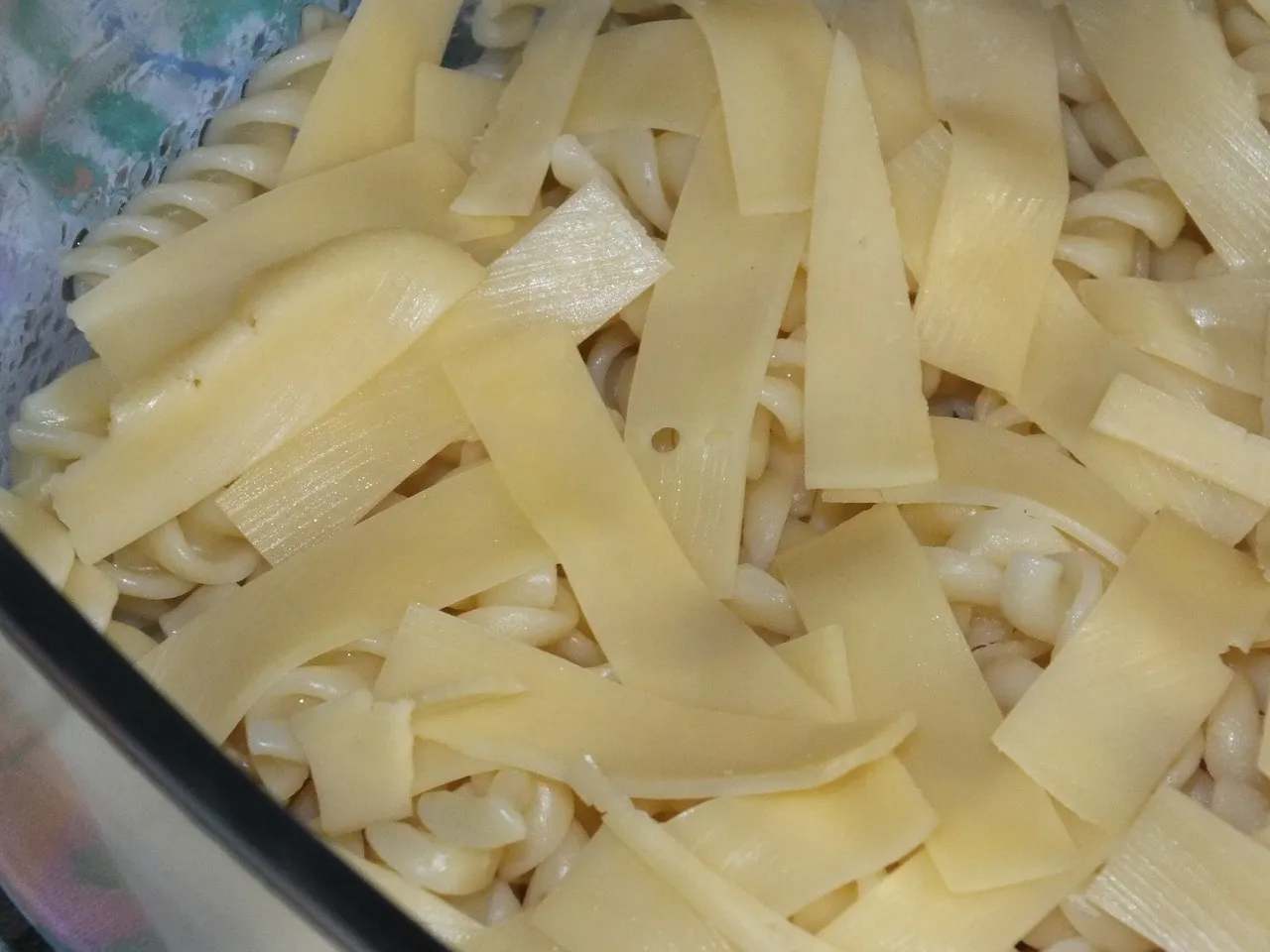 Zapiekanka makaronowa z szynką pod beszamelem