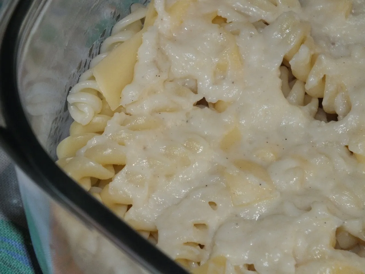 Zapiekanka makaronowa z szynką pod beszamelem
